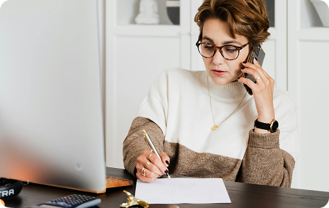 Personne qui écrit dans un carnet