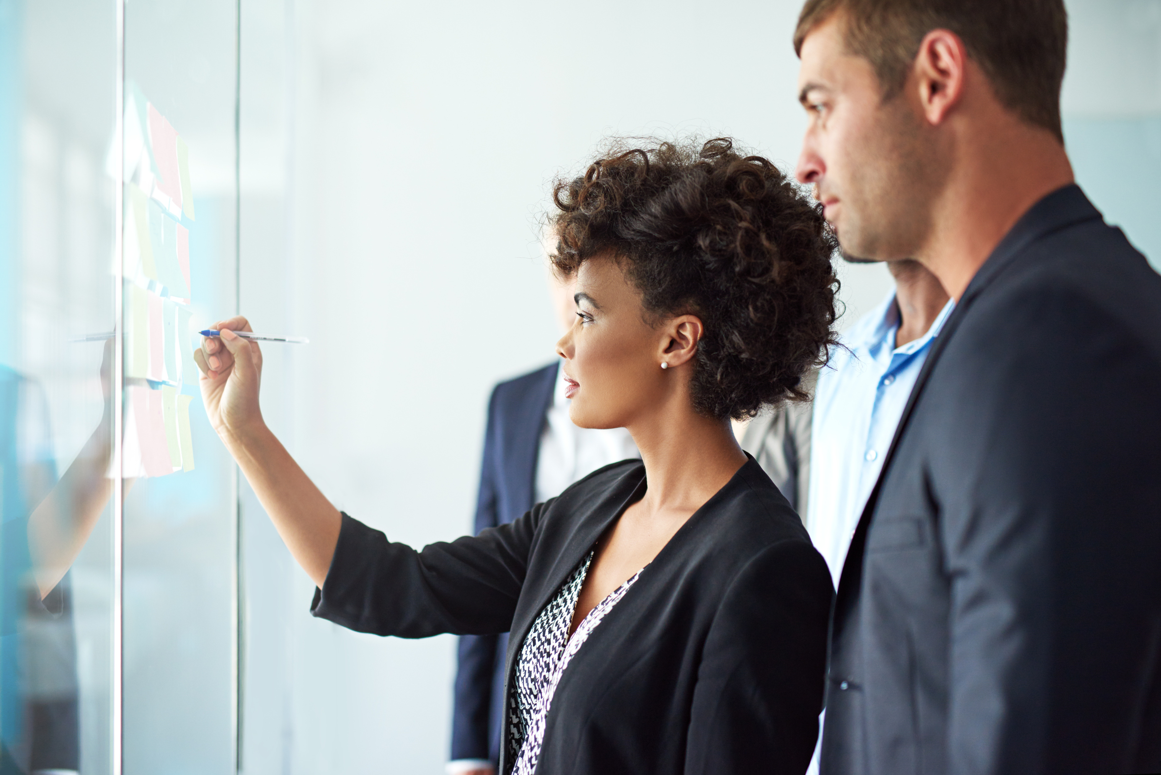 Courtier présentant une solution RC Pro à un entrepreneur