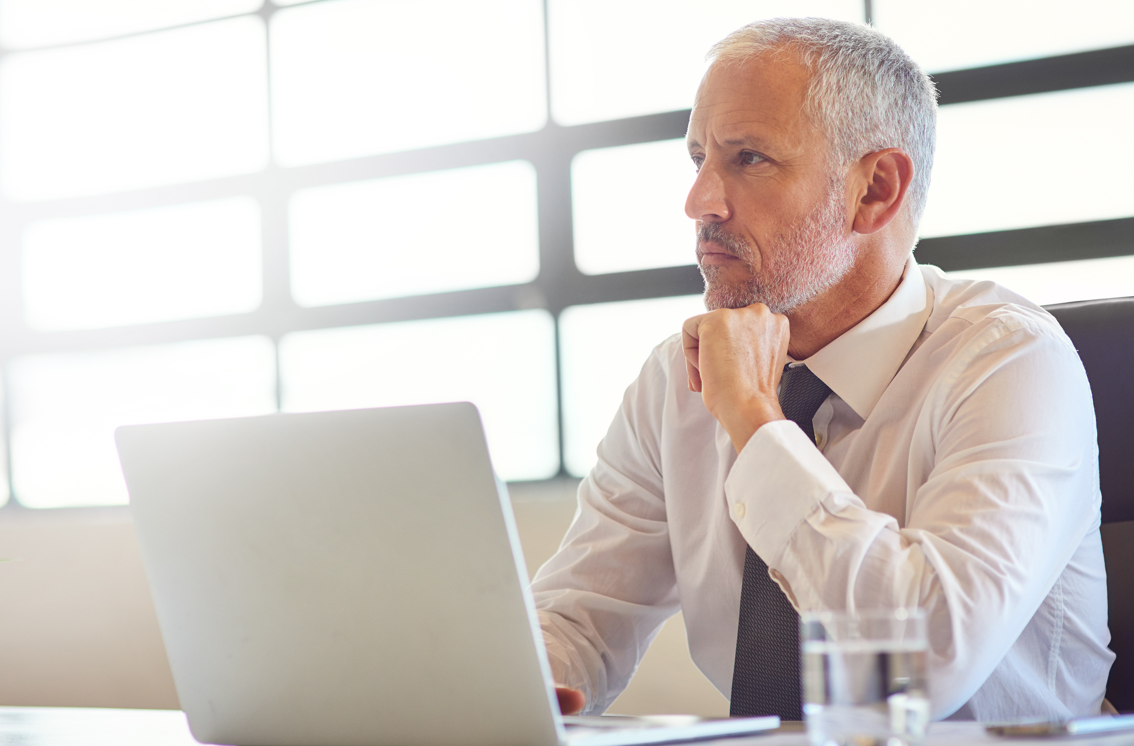 Chef d’entreprise réfléchissant à la protection contre la perte d’activité