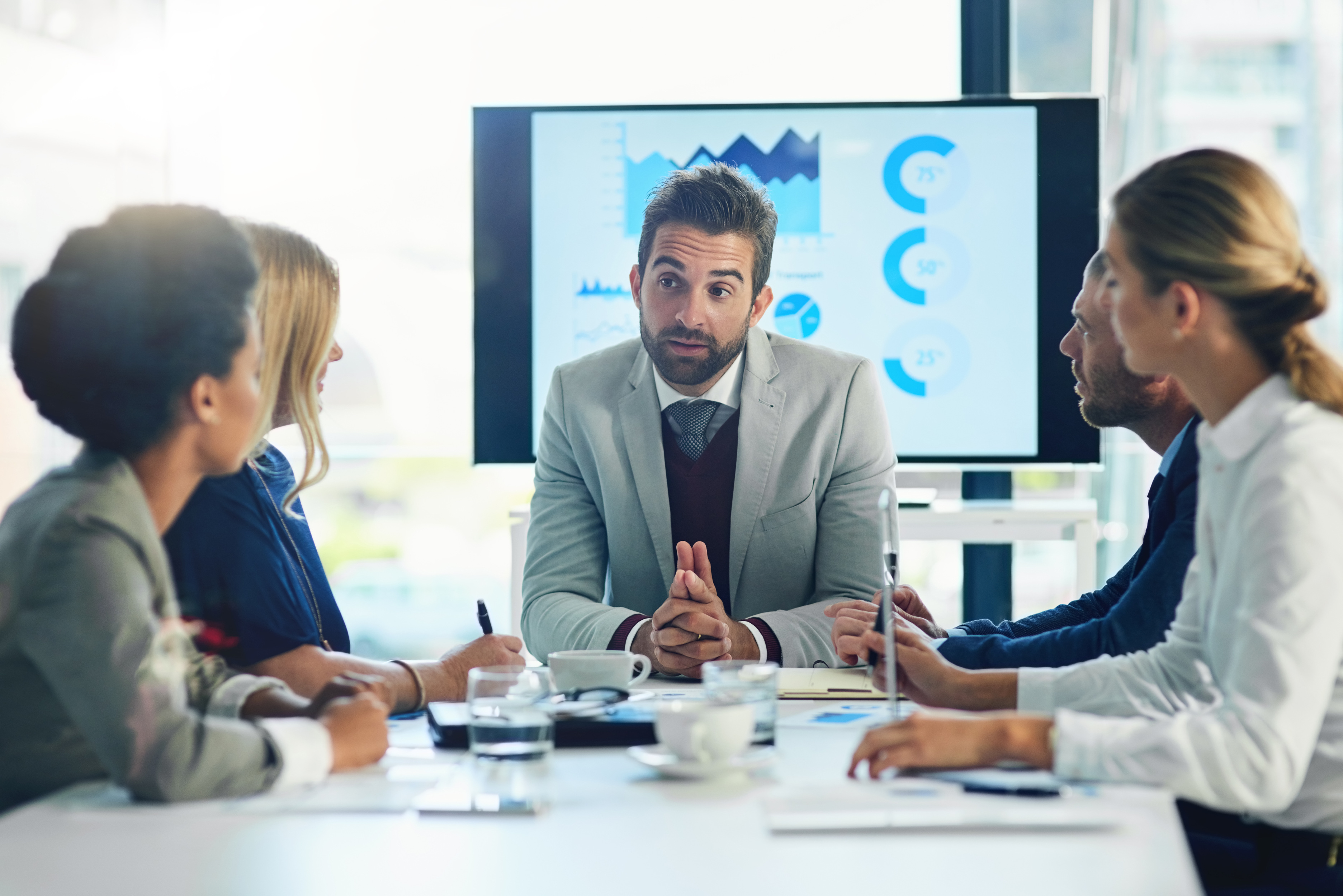 Dirigeant clé d’une entreprise en réunion stratégique