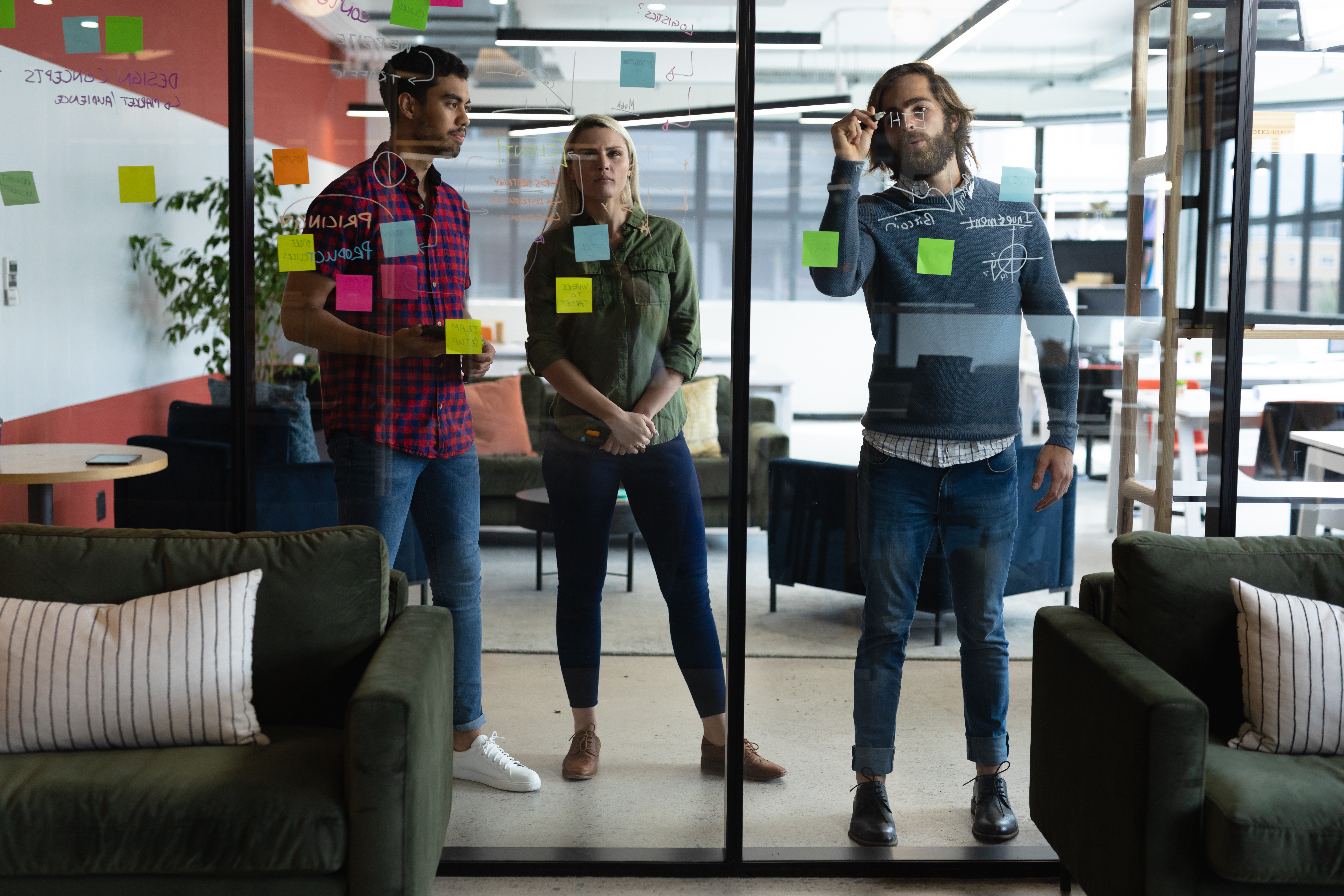 Équipe de start-up autour d’un collaborateur essentiel