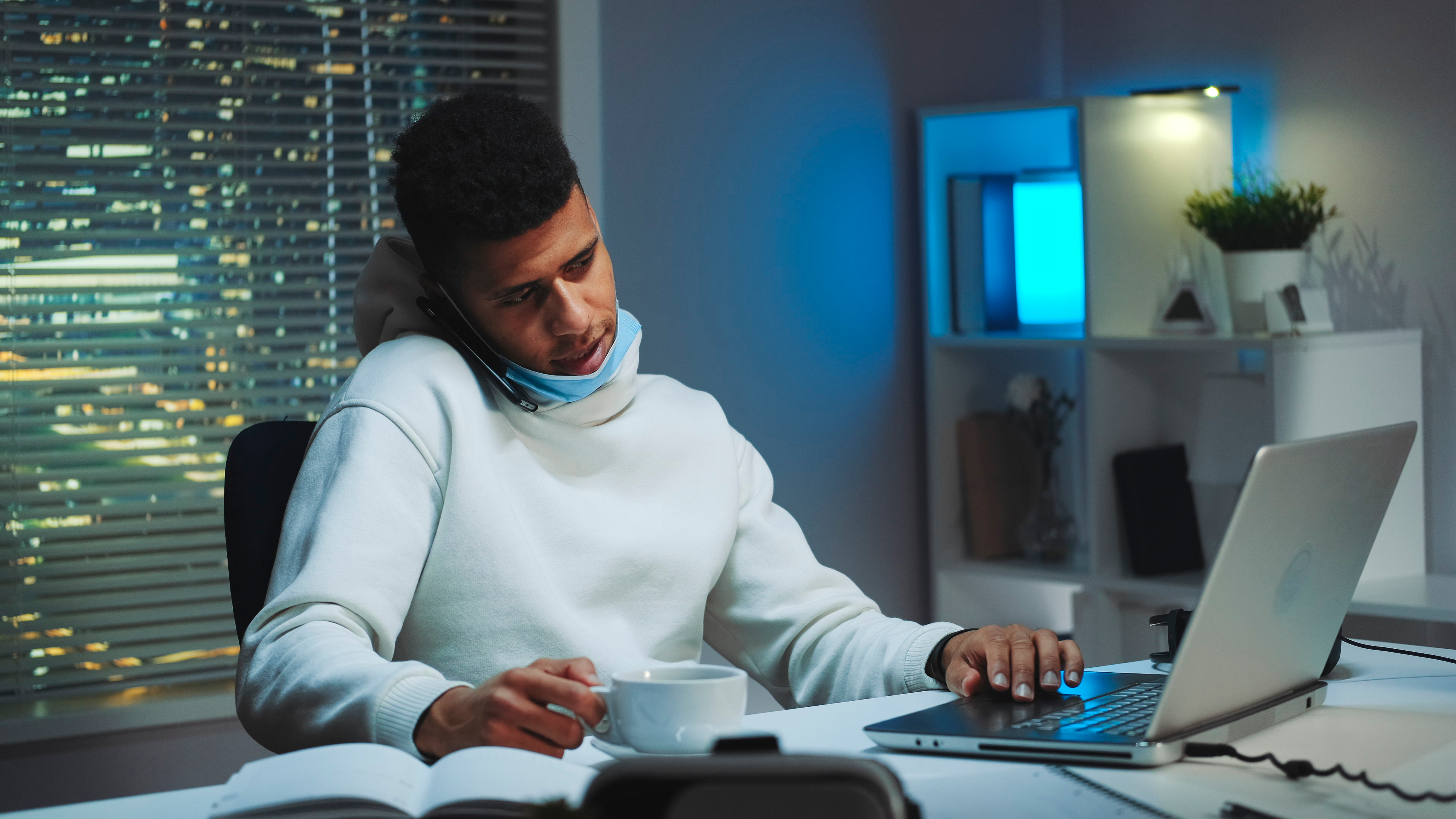 Employé travaillant à domicile avec des outils de sécurité informatique