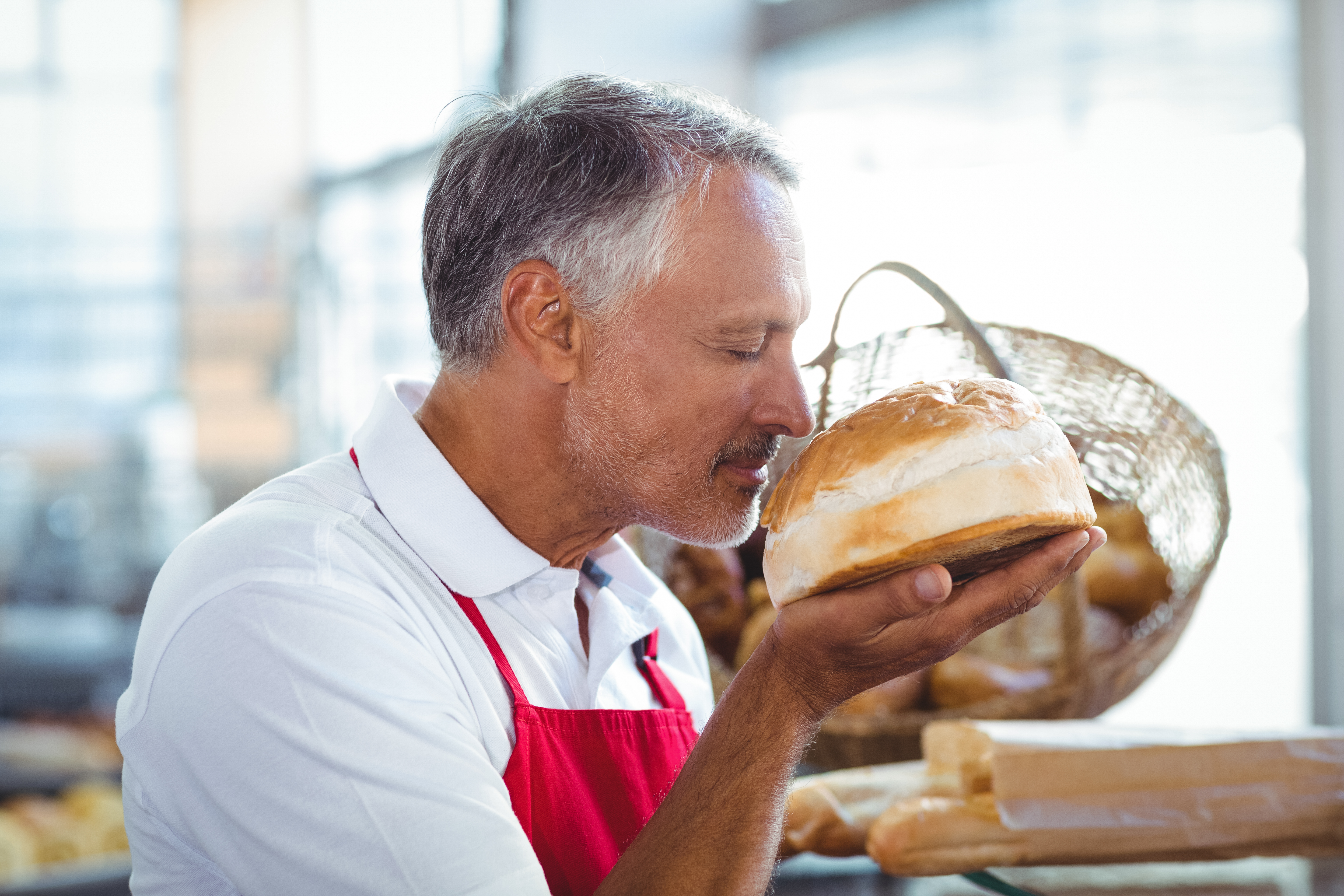 Boulanger façonnant des pains dans le fournil