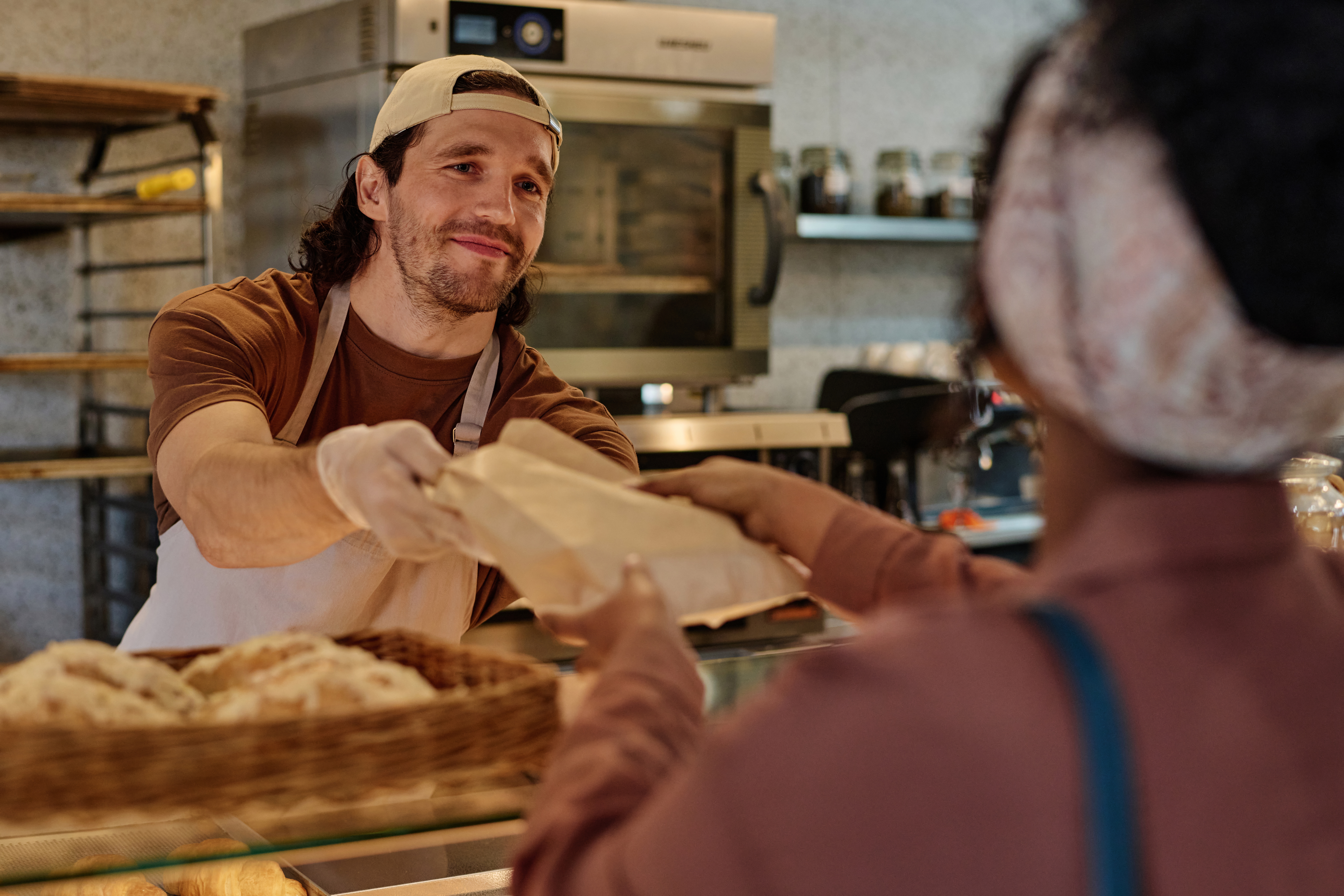 Boulanger servant un client à la boutique