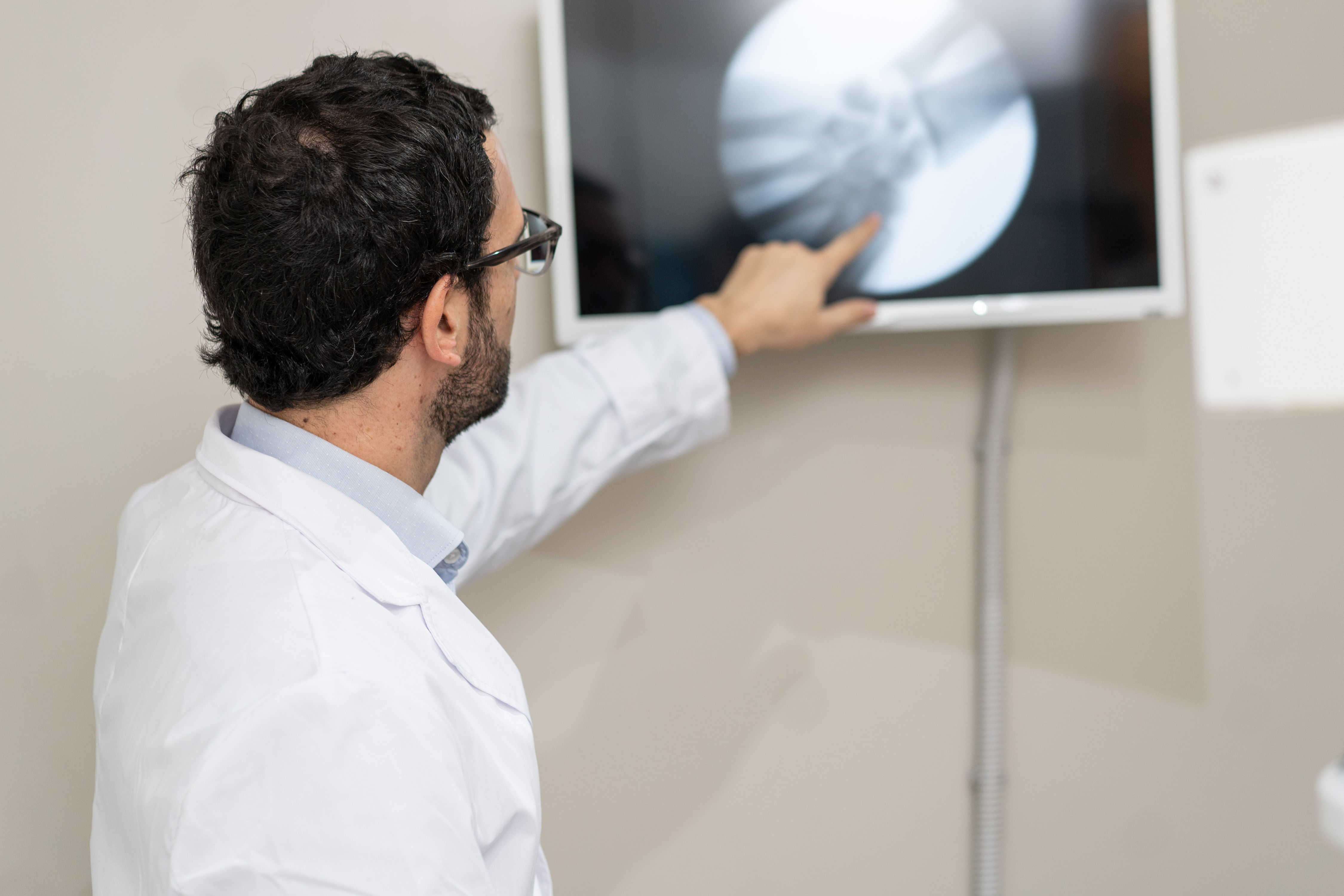 Radiologue analysant une radiographie
